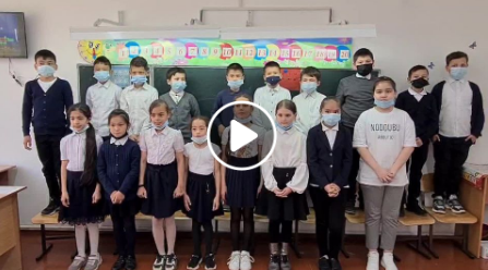 "Здравствуй, столица, ты и вольная птица, это Астана" әнін хормен айтып берді.