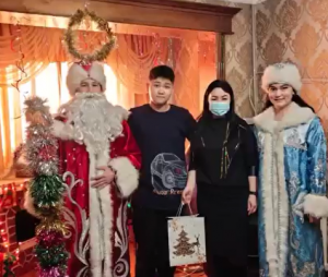 Жаңа жыл қарсаңында мүмкіндігі шектеулі үйден оқитын 10 оқушыға пән мұғалімдерінің демеушілігімен сыйлықтар тарту етілді.